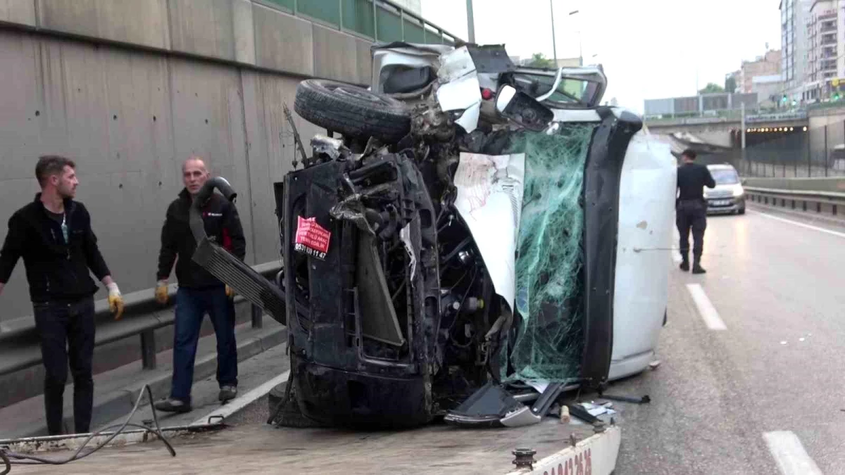  Bursa’da kontrolden çıkan ticari minibüs devrildi: 1 yaralı