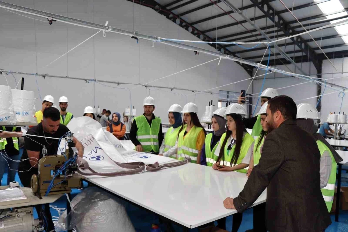 oltu-meslek-yuksekokulu-ogrencileri-mithat-guzel-cuval-fabrikasini-ziyaret-etti-WIkf7d3Y.jpg