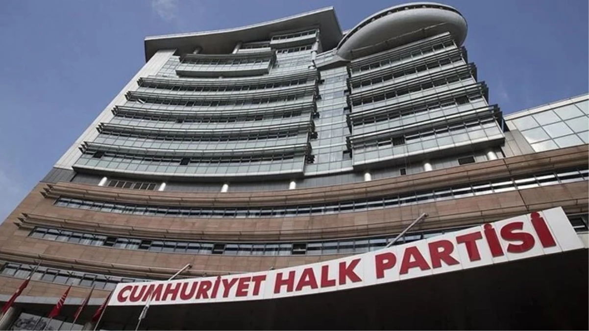  Sandıkların kapanmasına dakikalar kala CHP Genel Merkezi’ne Kılıçdaroğlu pankartı asıldı