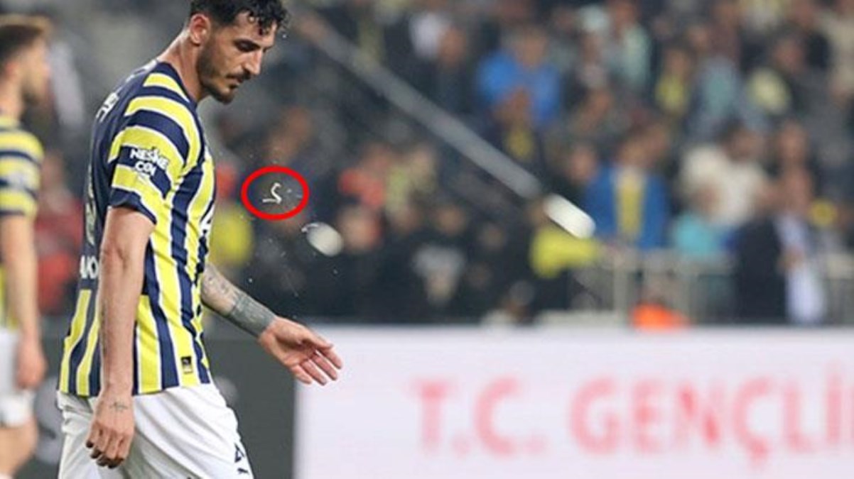  Secdeye giden futbolcuya tükürdüğü iddia edilen Samet Akaydin kaç maç ceza alacak? Formayı unutabilir