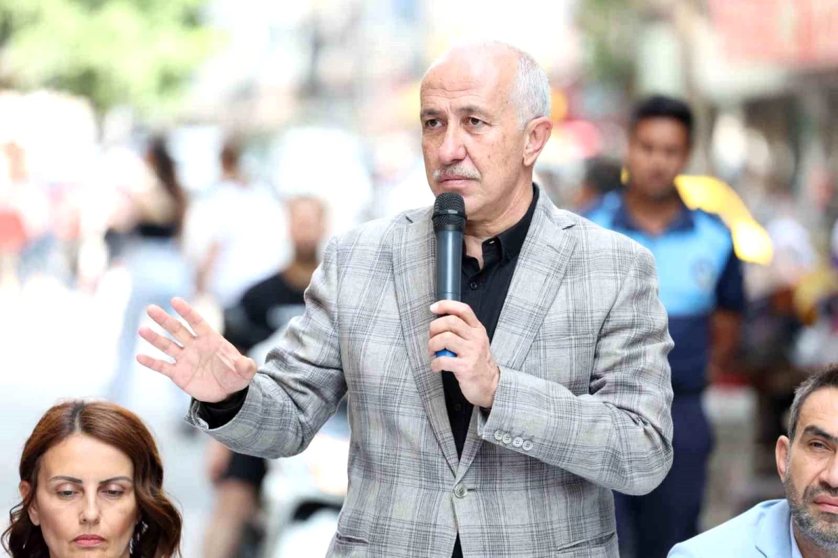  Akdeniz Belediye Başkanı Mustafa Gültak, Zafer Çarşısı esnafıyla bir araya geldi