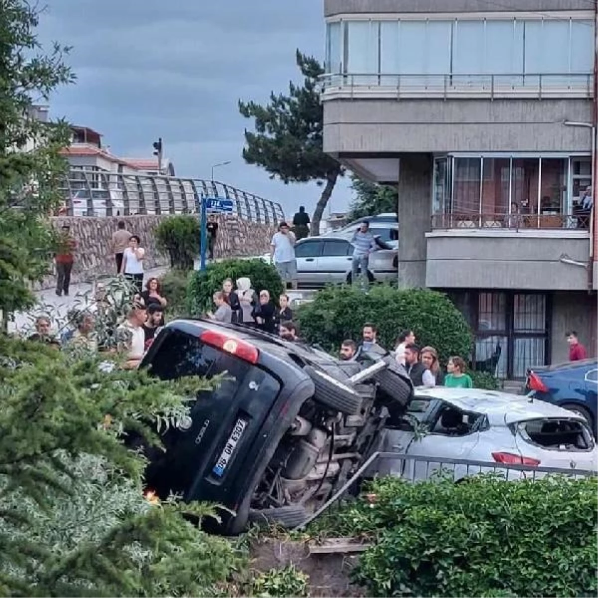  Ankara’da hafif ticari araç park halindeki otomobilin üzerine düştü: 1 yaralı