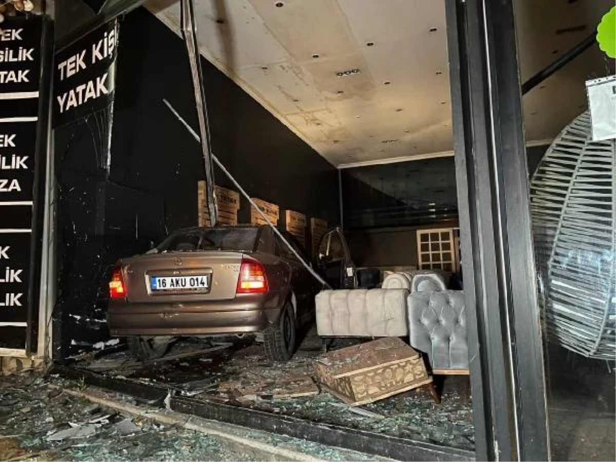 lastigi-patlayan-otomobil-mobilya-magazasina-daldi-dEJNGdP5.jpg