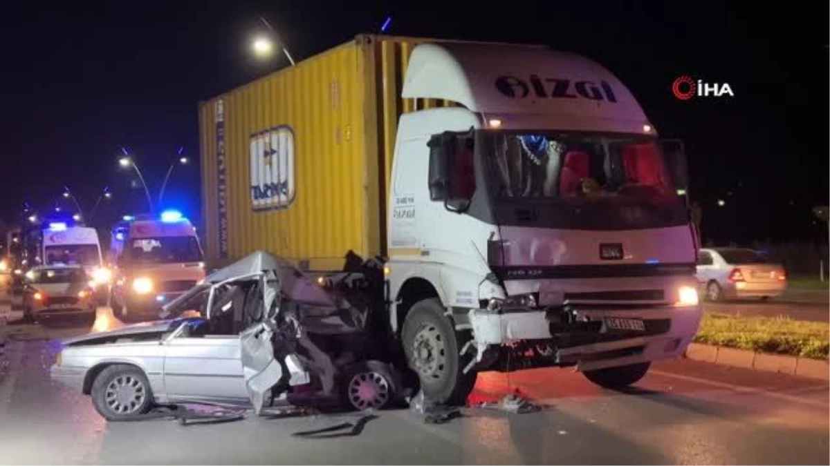  Manisa’da Kamyonun Çarptığı Otomobil Hurdaya Döndü: 1 Yaralı