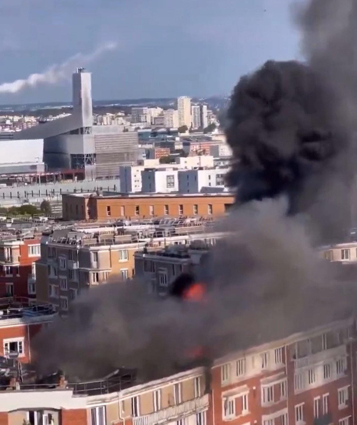 Paris’te Çatı Yangını ve Patlamalar: İki Yaralı