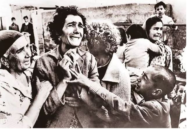 Kıbrıs’ta son günlerde yaşanan bir olay, hem tarihi hem de güncel siyasi tartışmaları alevlendirdi. Rum tarafının, 20 Eylül 2024’te Netflix’te yayınlanmaya başlayan “Famagusta” adlı diziyi kara propaganda aracı olarak kullanması ve bu kapsamda Nevcihan Oluşum’un ikonik fotoğrafını istismar etmesi büyük tepki topladı.