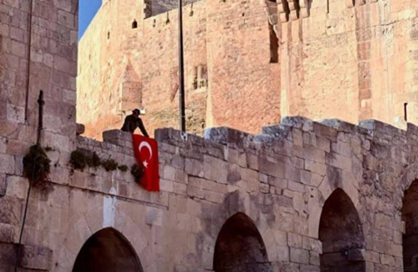 Halep Kalesi’nde Türk Bayrağı Dalgalandı: Suriyeli Muhalifler 5 Günde Büyük İlerleme Kaydetti