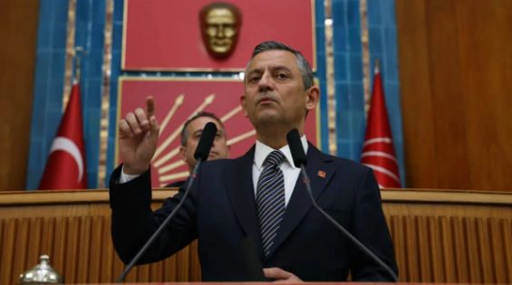 ÖZGÜR ÖZEL’DEN SURİYE DEĞERLENDİRMESİ: “TÜRKİYE MACERALARDAN UZAK DURMALI”