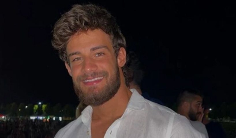 AŞK-I MEMNU’NUN BÜLENT’İ AŞKINI İLAN ETTİ! BATUHAN KARACAKAYA’DAN SEVGİLİSİYLE İLK KARE!