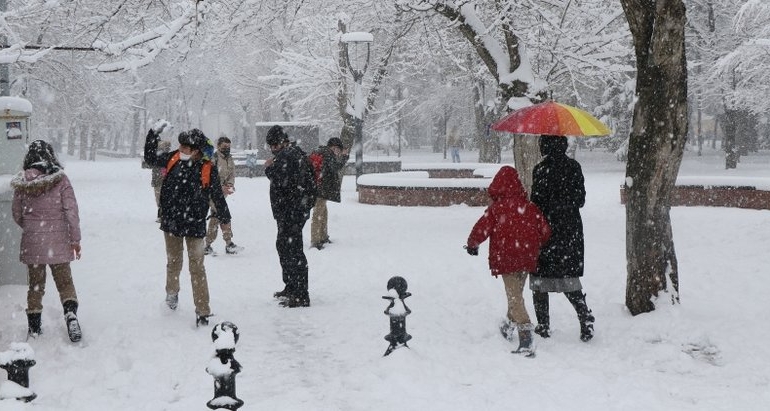 İstanbul’da Kar Yağışı Eğitimi Aksattı: 7 İlçede Okullar Tatil Edildi