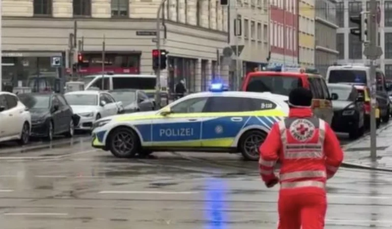 ALMANYA’DA PANİK! MÜNİH’TE ARAÇ KALABALIĞIN ARASINA DALDI