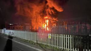 İNGİLTERE ŞOKTA: HEATHROW HAVALİMANI KAPATILDI, 16 BİNDEN FAZLA EV ELEKTRİKSİZ KALDI