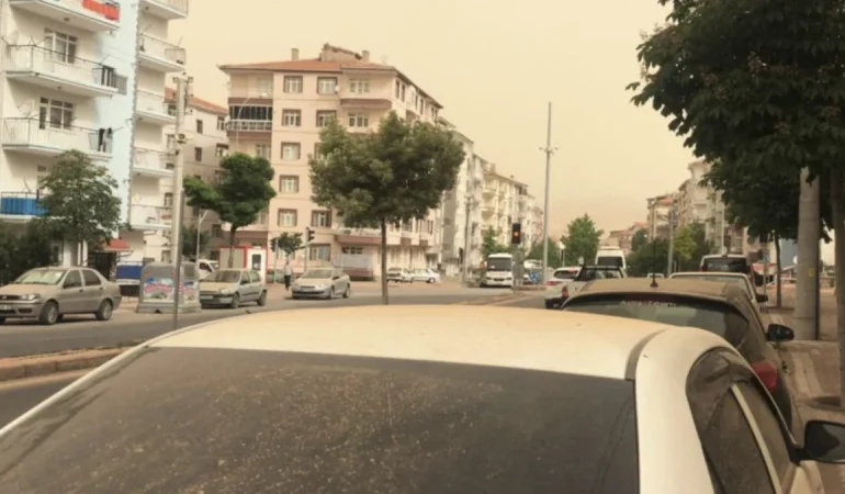 İSTANBUL’A ÇÖL TOZU ALARMI: 1 HAFTA BOYUNCA GÖKYÜZÜ PUSLU OLACAK!