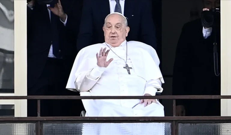 PAPA FRANCIUS’UN TEDAVİ SÜRECİ: DOKTORU, İKİ KEZ HAYATİ TEHLİKE ATLADIKLARINI AÇIKLADI