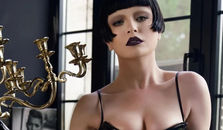 OYUNCU GONCA VUSLATERİ PARİS’TE KAPAK OLDU