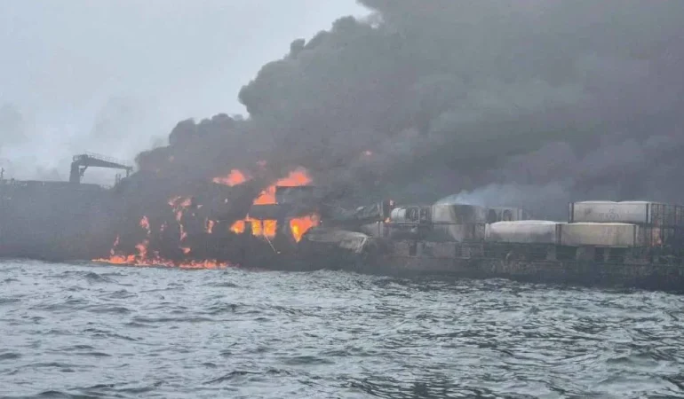 İNGİLTERE’DE BÜYÜK DENİZ KAZASI: PETROL TANKERİ İLE YÜK GEMİSİ ÇARPIŞTI, ALEVLER YÜKSELDİ