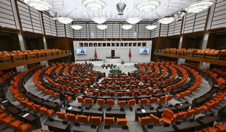 MECLİS’TE GÜNDEM AĞIR: İKLİM KANUNU, ASILSIZ ÇAĞRILAR VE OTEL YANGINI KONUŞULACAK