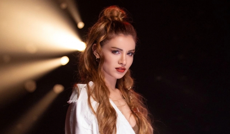 FERİDE HİLAL AKIN DOLANDIRICILARIN AĞINA DÜŞTÜ: KİŞİSEL BİLGİLERİYLE YASA DIŞI İŞLEMLER YAPILDI!