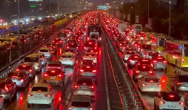 İSTANBUL TRAFİKTE DÜNYA BİRİNCİSİ