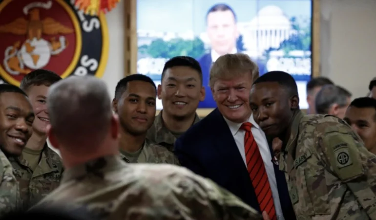 ABD’DE KOMUTAN GÖREVDEN ALINDI: TRUMP’IN FOTOĞRAFI ÜS DUVARINDA YOKTU