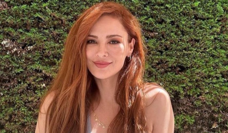 MİNE TUGAY’DAN KOVBOY ŞAPKALI GÜZELLİK POZU