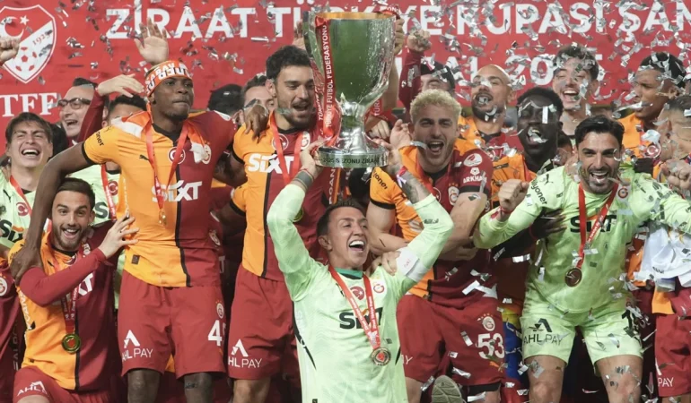 GALATASARAY, 5 SEZON SONRA TÜRKİYE KUPASI’NI KALDIRDI!