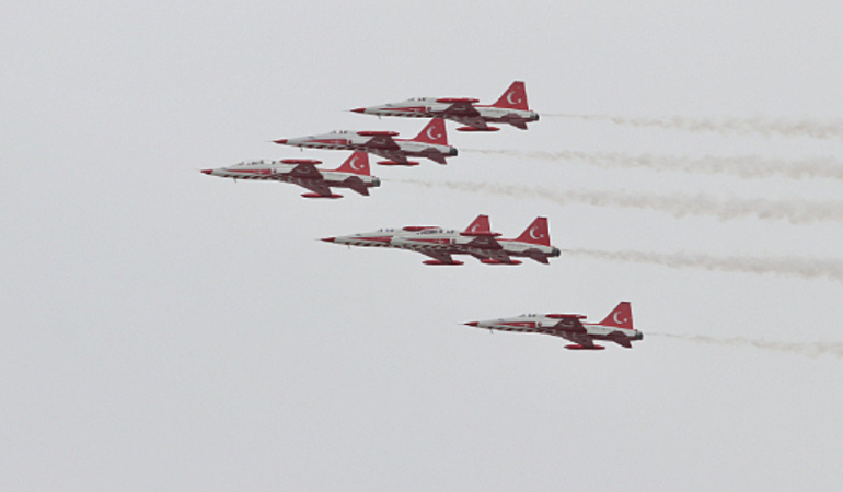 TÜRK YILDIZLARI SAMSUN SEMALARINDA AY-YILDIZ ÇİZDİ!