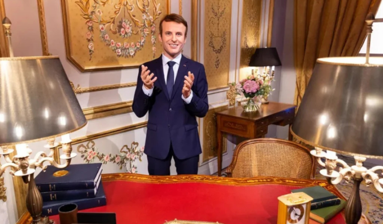 Emmanuel Macron’un Bal Mumu Heykeli Paris’te Çalındı