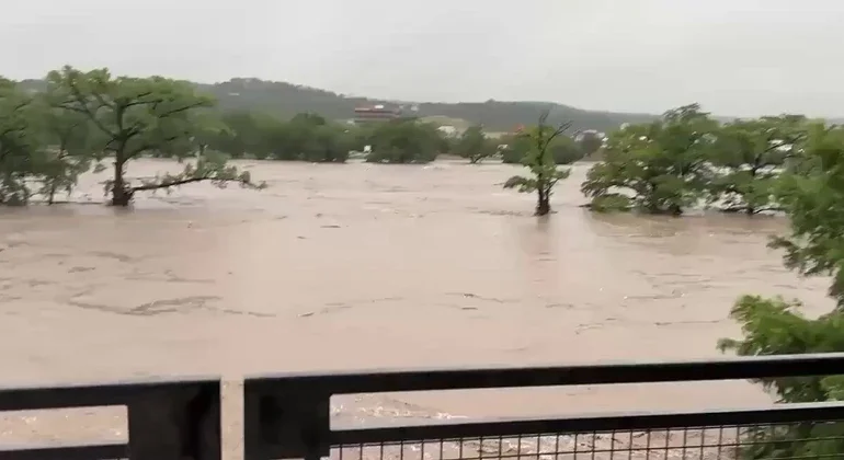 TEKSAS’TA SEL FELAKETİ: 24 ÖLÜ, KAYIP ÇOCUKLAR ARANIYOR