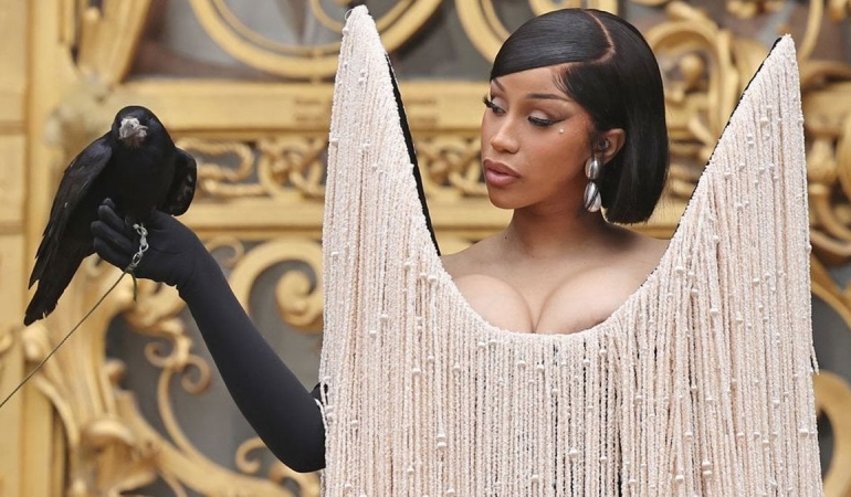 Paris’te Olay: Cardi B, Karga ile Moda Haftasına Katıldı