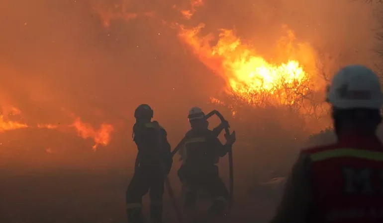 Çeşme’de Kahramanlar Görevde: Orman Yangınına Yoğun Müdahale