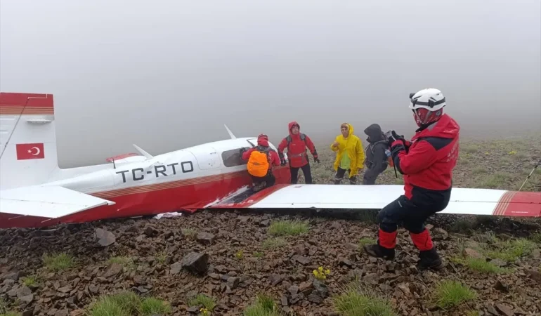 Dağlık Bölgede Düşen Uçağın Enkazına Ulaşıldı: 1 Kişi Kurtarıldı