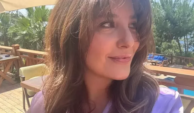 Şebnem Bozoklu’dan Setten Esprili Paylaşım: “Herkes Üstsüz!”
